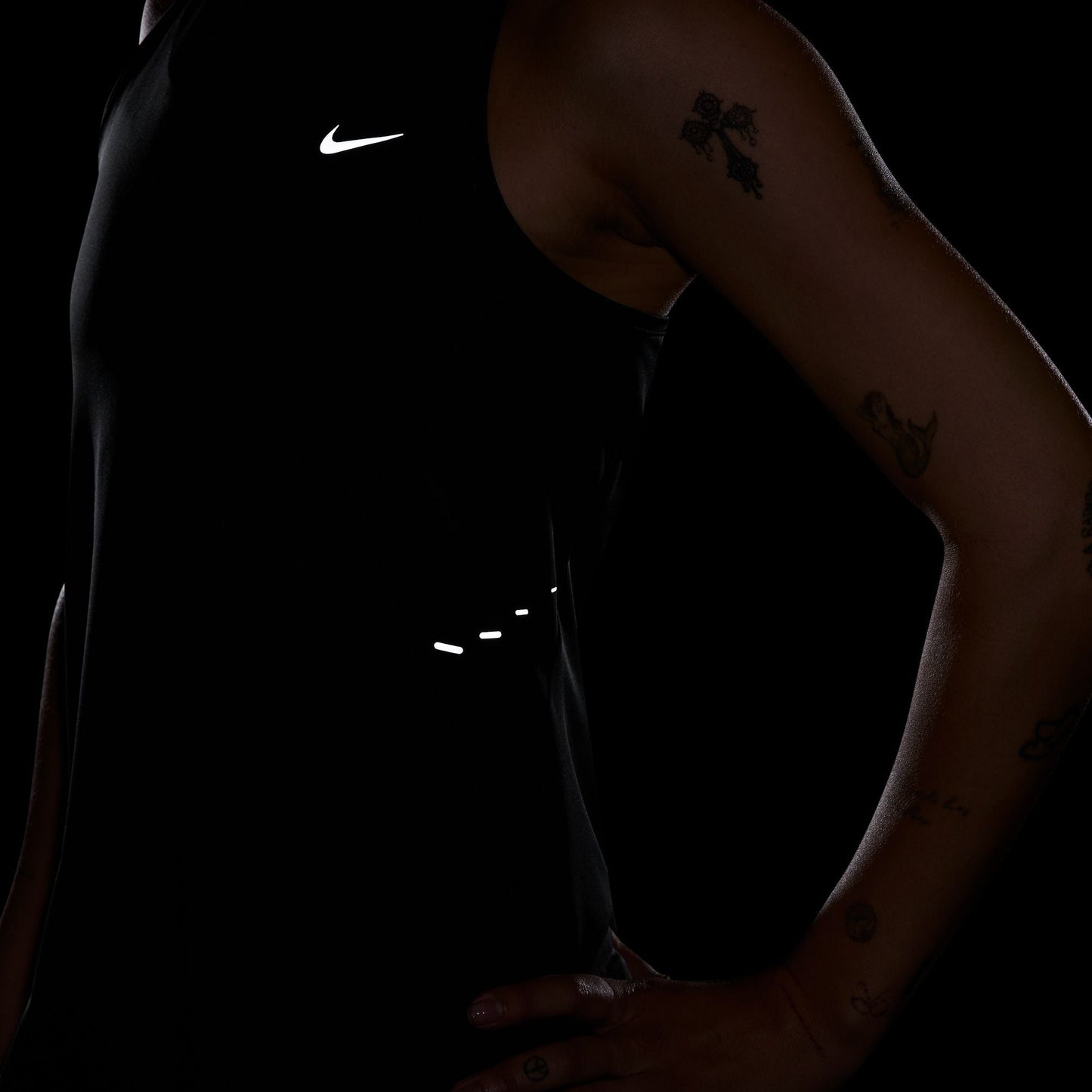 Nike Swift Singlet | Black / Reflective Silver | Womens