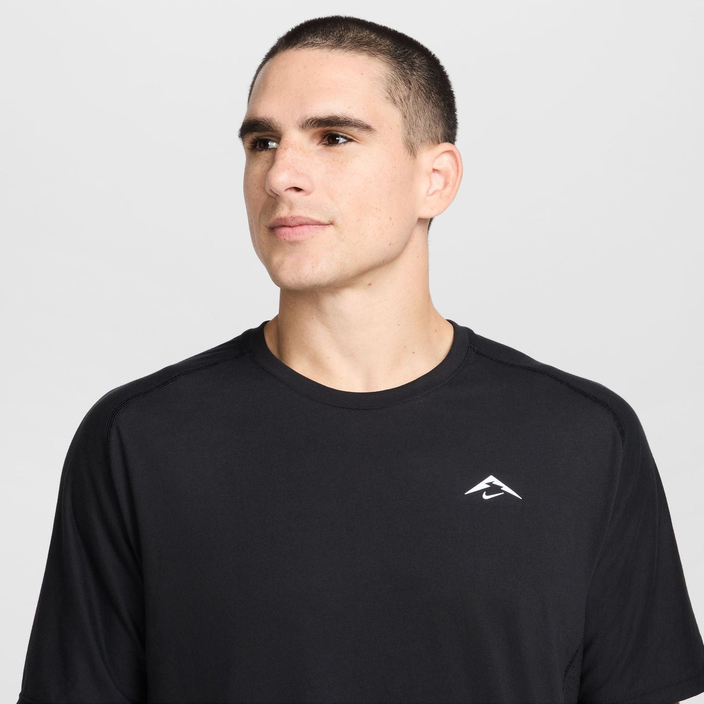 Nike Trail Solar Chase Tee | Black / Summit White | Mens